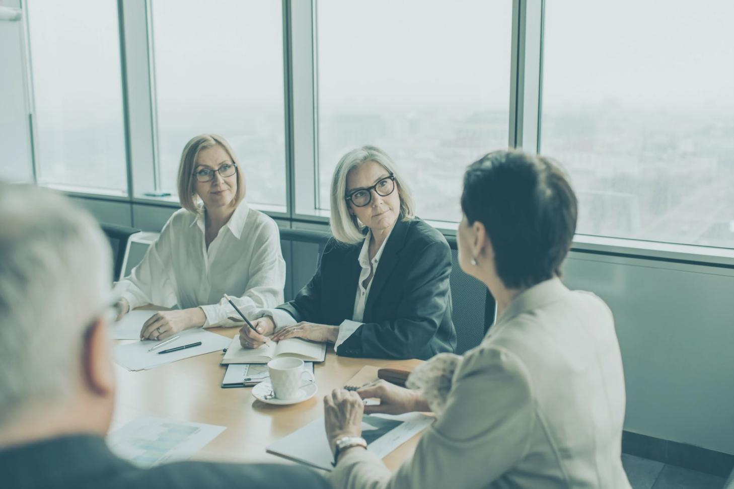 Lokale SEO Seminar – Teilnehmer analysieren Suchergebnisse auf dem Bildschirm